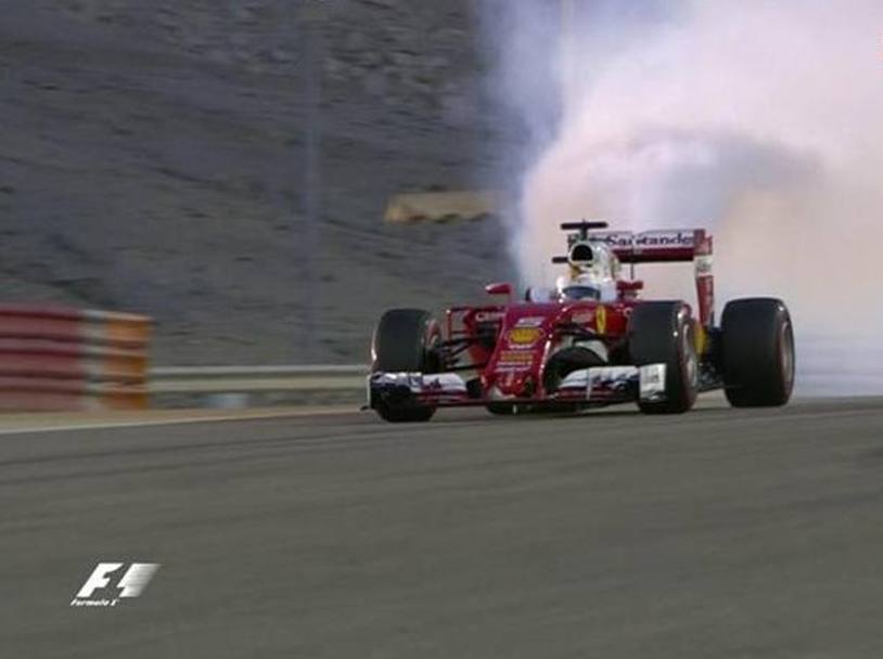 DDurante il giro di ricognizione, esce molto fumo bianco dagli scarichi della monoposto di Vettel.